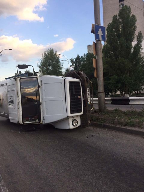 В Киеве опрокинулся второй за день грузовик, фото Роман