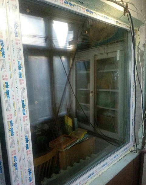 <p>Ремонтники в місті вже вставили всі вікна в будинку на вулиці Сапронова, фото Павло Жебрівський/Facebook</p>