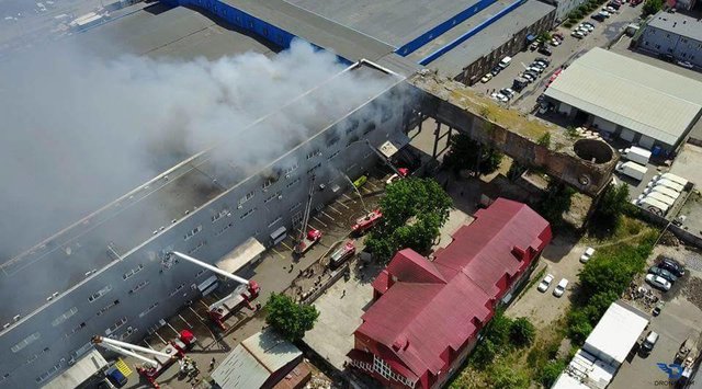 Пожар на складе в Деснянском районе Киева ликвидировали | Фото: Влад Антонов
