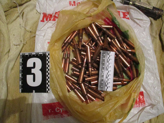 Все оружие парень хранил в подвале. Фото: su.npu.gov.ua