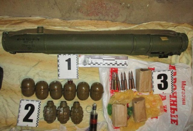 Все оружие парень хранил в подвале. Фото: su.npu.gov.ua