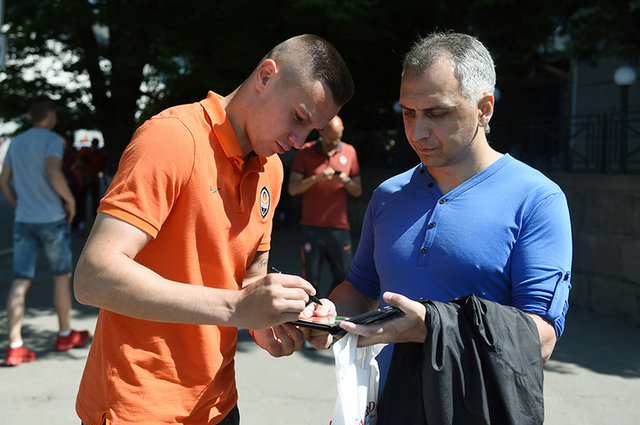 <p>Гравці і тренери "Шахтаря" прогулялися перед матчем з "Динамо". Фото shakhtar.com</p>