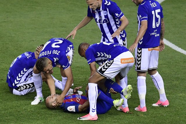 Полузащитник "Барселоны" Маскерано получил травму головы в матче с "Алавесом". Фото AFP