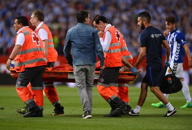 Полузащитник "Барселоны" Маскерано получил травму головы в матче с "Алавесом". Фото AFP