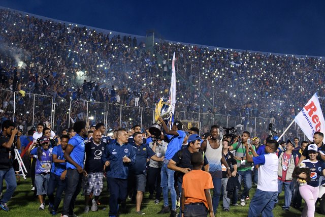 Перед матчем между командами "Мотагуа" и "Гондурас Прогресо" произошла давка фанатов. Фото AFP