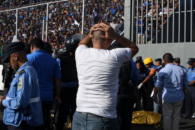 Перед матчем между командами "Мотагуа" и "Гондурас Прогресо" произошла давка фанатов. Фото AFP