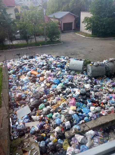 Львов продолжает утопать в мусоре. Фото: соцсети