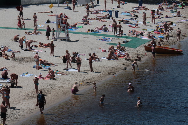 <p>На столичних пляжах вже відпочивають люди</p> | Фото: Григорій Салай