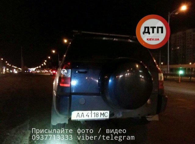 В Киеве нетрезвый пешеход бросился под колеса авто | Фото: Влад Антонов