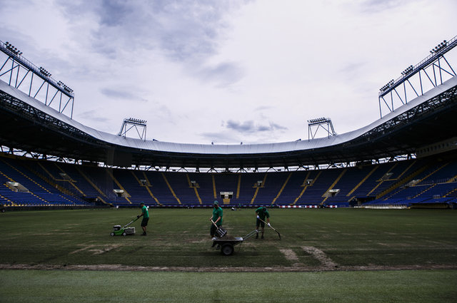 Обновление газона стадиона "Металлист". Фото shakhtar.com