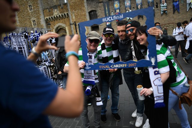Фанаты в Кардиффе перед матчем "Ювентус" – "Реал". Фото AFP