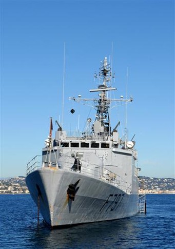Французский военный корабль, который преследует захваченную яхту. Фото AFP