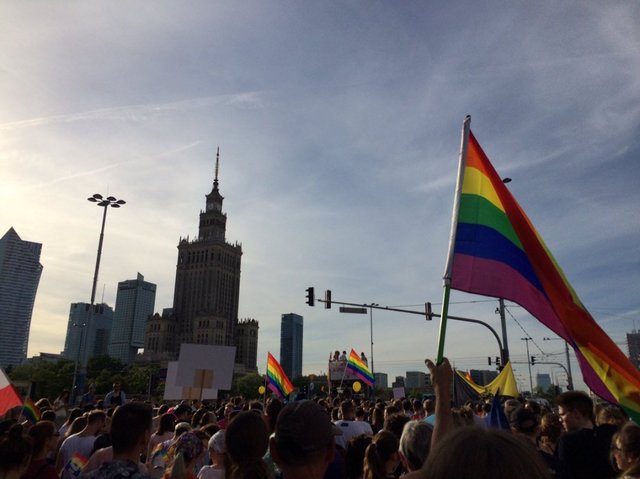 В Варшаве на "марш равенства" вышли тысячи людей. Фото: соцсети
