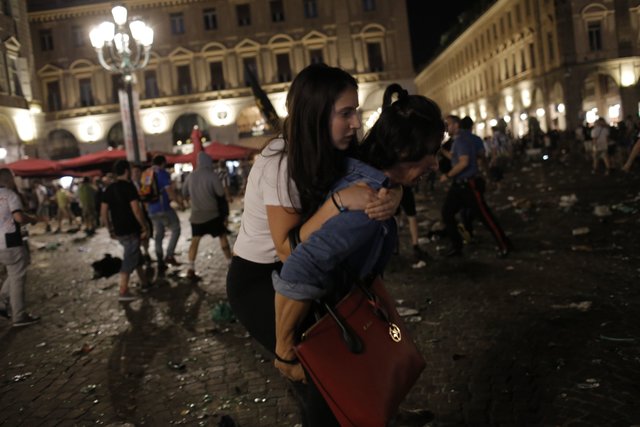 В фан-зоне в Турине произошла давка болельщиков. Фото AFP