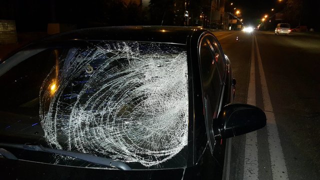 В Киеве пьяный бомж бросился под колеса авто | Фото: Влад Антонов