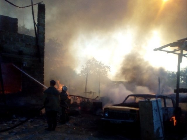 Вынесли баллон с газом из огня. Фото: пресс-служба Херсонской области