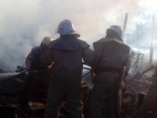 Вынесли баллон с газом из огня. Фото: пресс-служба Херсонской области