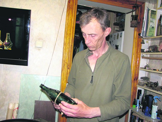 Олександр Саморуков зібрав в квартирі десятки артефактів, знайдених в підземеллях Одеси. Фото: Е. Васюкова