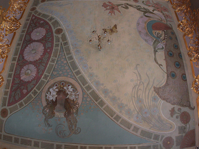 Роспись. Цветы, павлин и портрет актрисы украшают Женскую комнату