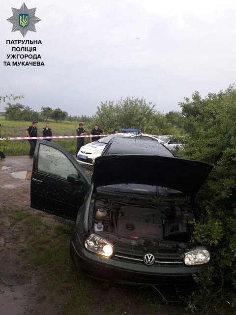 <p>Під час затримання. Фото: патрульна поліція Ужгорода</p>