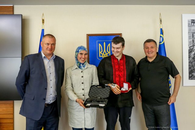 <p>Аваков нагородив Окуєву пістолетом, а Осмаєву вручив годинник, фото Factbook / А.Аваков</p>
