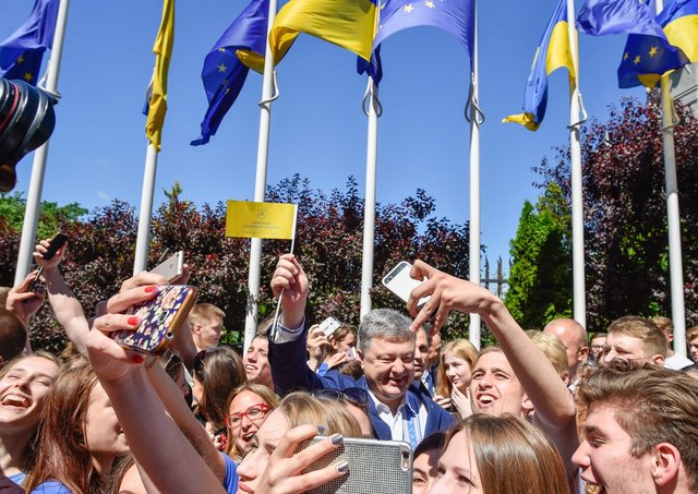 В Киеве празднуют безвизовый режим с ЕС. Фото: AFP, twitter.com/poroshenko, facebook.com/iryna.gerashchenko, соцсети