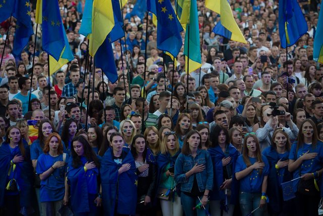 В Киеве празднуют безвизовый режим с ЕС. Фото: AFP, twitter.com/poroshenko, facebook.com/iryna.gerashchenko, соцсети