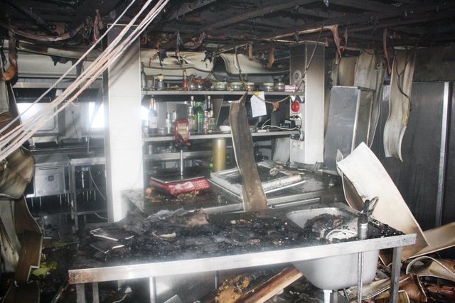 В Запорожье горел ресторан на воде. Фото: ГСЧС