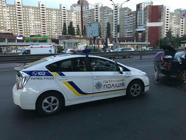 В Киеве автомобиль такси Audi врезался в маршрутку, фото Татьяна