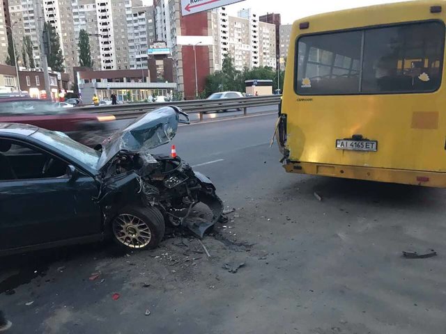 <p>У Києві автомобіль таксі Audi врізався в маршрутку, фото Тетяна</p>