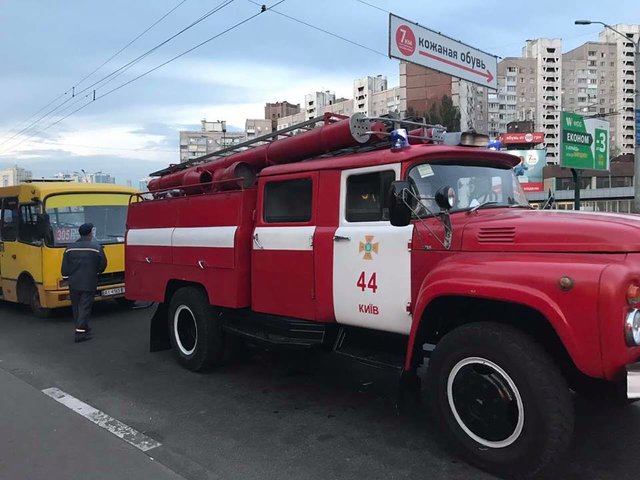В Киеве автомобиль такси Audi врезался в маршрутку, фото Татьяна