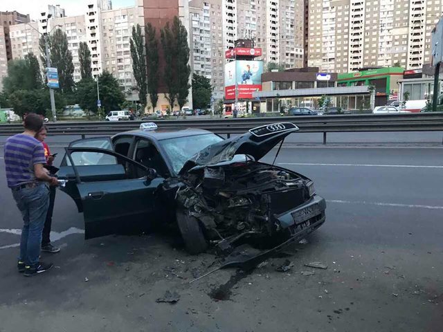 <p>У Києві автомобіль таксі Audi врізався в маршрутку, фото Тетяна</p>