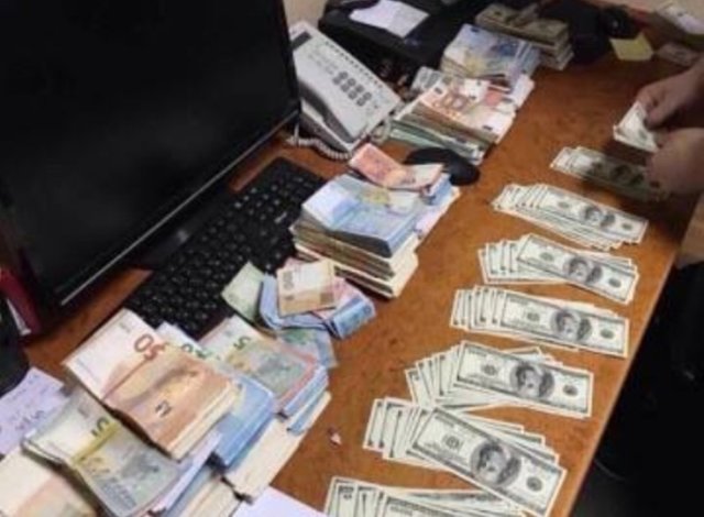 <p>Під час вилучення валюти на кордоні. Фото: ssu.gov.ua</p>