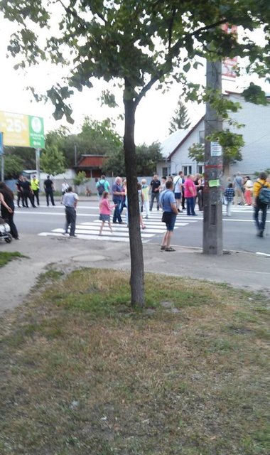<p>Кияни перекрили Харківське шосе з вимогою повернути світло і воду</p> | Фото: Влад Антонов