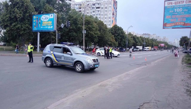 <p>Кияни перекрили Харківське шосе з вимогою повернути світло і воду</p> | Фото: Влад Антонов