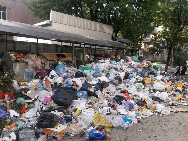 <p>Львів більше року потопає в смітті. Фото: Варта-1</p>