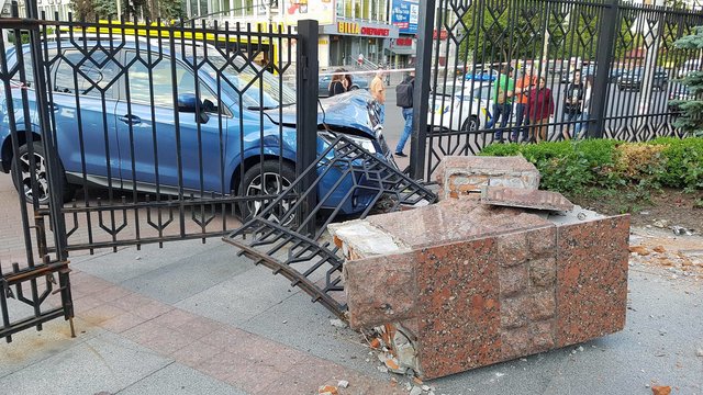 В Киеве водитель потеряв сознание, вылетел с дороги | Фото: Влад Антонов