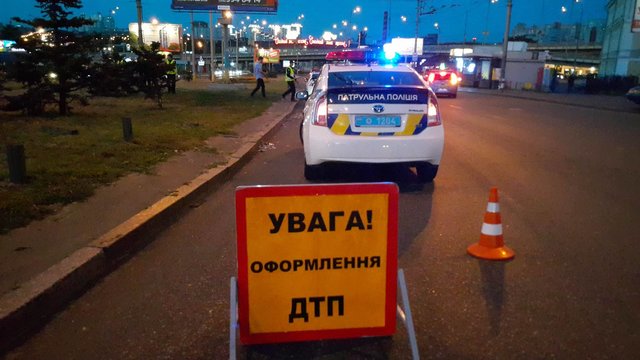 В Киеве автоледи протаранила полицейское авто | Фото: Влад Антонов