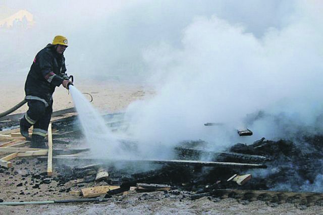 Спасатели. Потушили огонь раньше, чем он перешел на склоны. Фото: pushkinska.net