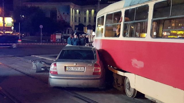 В Киеве легковушка влетела в трамвай | Фото: Влад Антонов