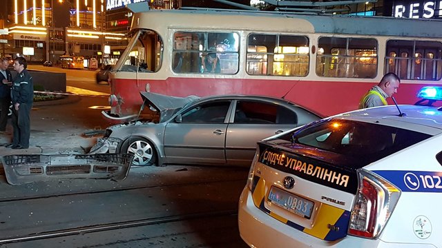 В Киеве легковушка влетела в трамвай | Фото: Влад Антонов
