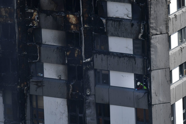 По последним данным, в пожаре погибли 12 человек. Фото: AFP