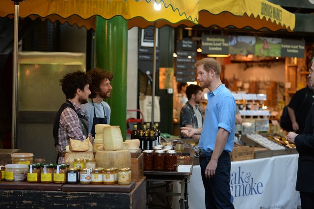 <p>Принц Гаррі на ринку. Фото: AFP</p>
