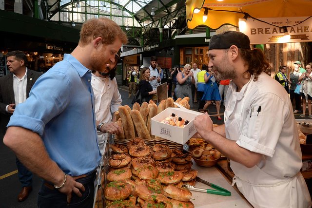 <p>Принц Гаррі на ринку. Фото: AFP</p>