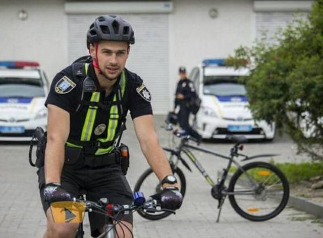 Полиция на велосипедах нравится детям и взрослым горожанам. Фото: пресс-служба Нацполиции