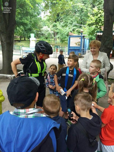 Полиция на велосипедах нравится детям и взрослым горожанам. Фото: пресс-служба Нацполиции