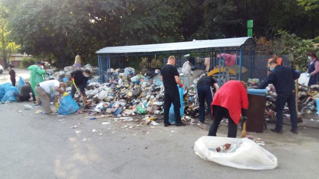 <p>Люди не витримали, і самі вийшли прибрати сміття. Фото: Facebook.com</p>