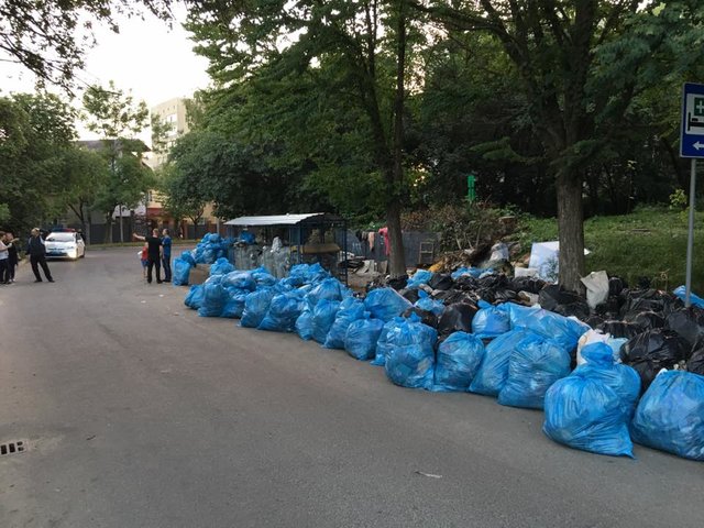 <p>Люди не витримали, і самі вийшли прибрати сміття. Фото: Facebook.com</p>