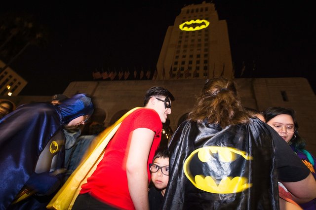 Лос-Анджелес превратили в Готэм и призвали Бэтмена, фото AFP