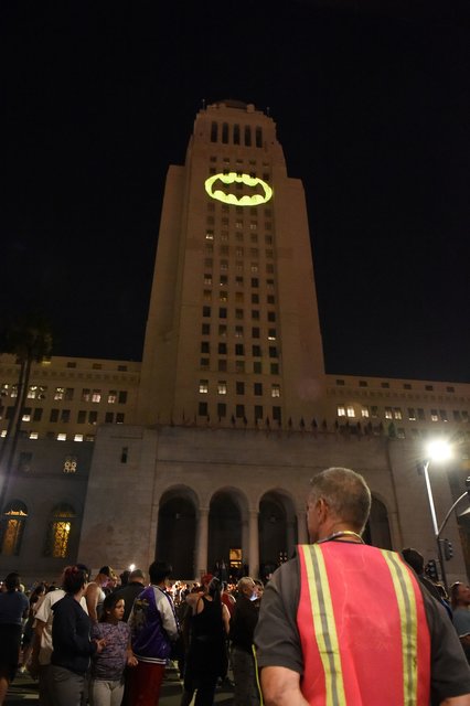 <p>Лос-Анджелес перетворили в Готем і покликали Бетмена, фото AFP</p>